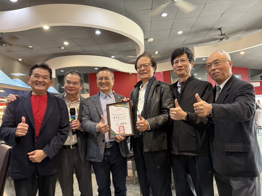 12/18 信保基金聘請【菁英創新企業發展協會葉雲龍理事長】擔任顧問，由魏明谷董事長親自頒發聘書