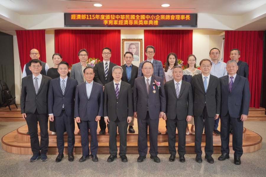 4/16-信保基金首席顧問李育家理事長 榮獲經濟部「經濟專業獎章」